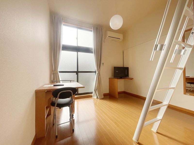 レオパレスリバージュ　くみの木 居間