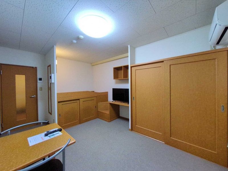 レオパレストホリ 居間