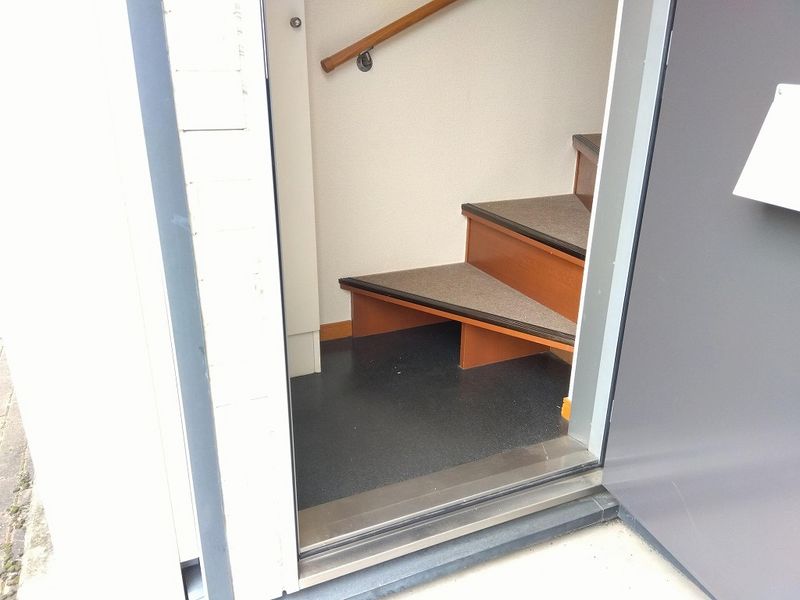 レオパレスシュトラール 玄関