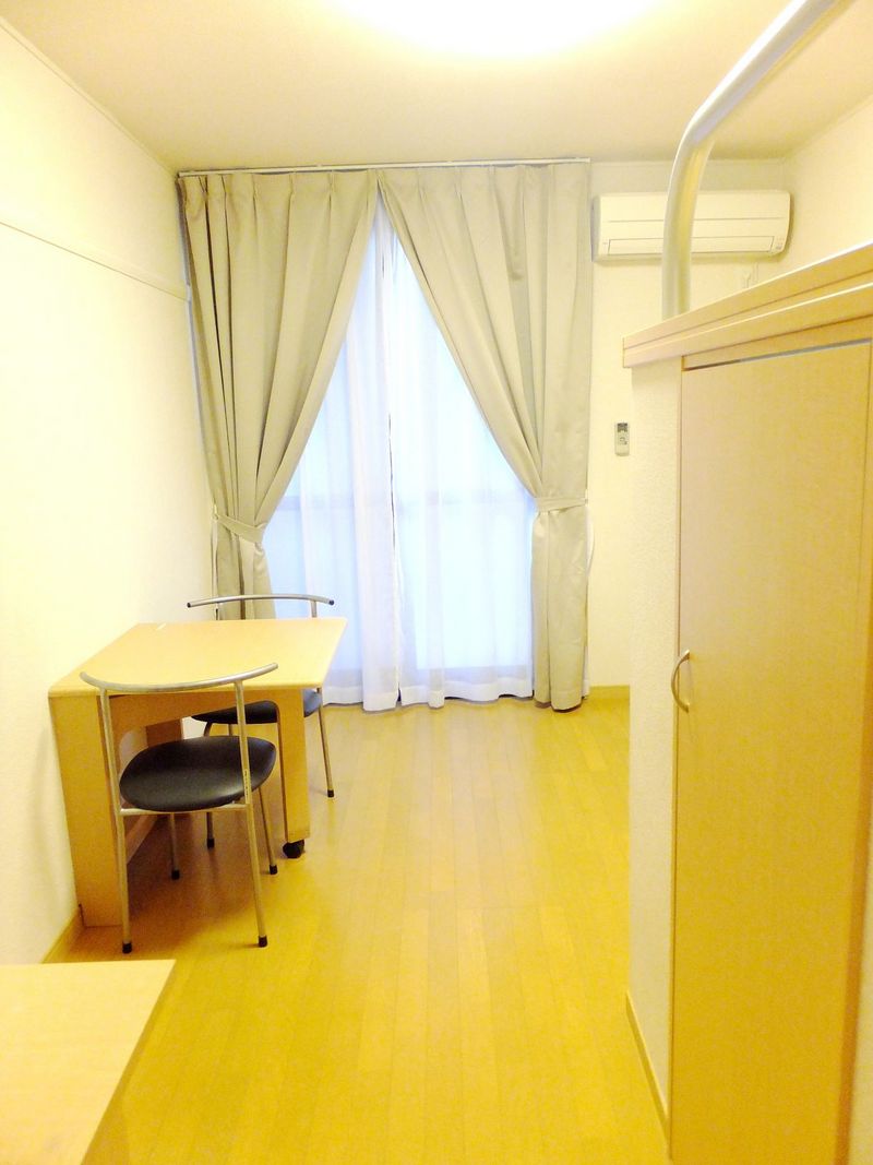 レオパレスメローネⅦ 居間