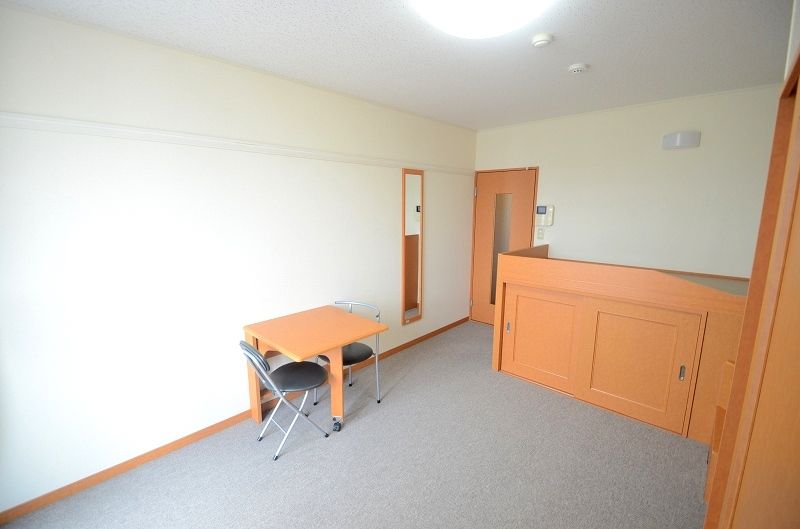 レオパレスチェリッシュ前原 居間