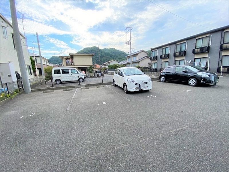 レオパレスルミエール明神 駐車場