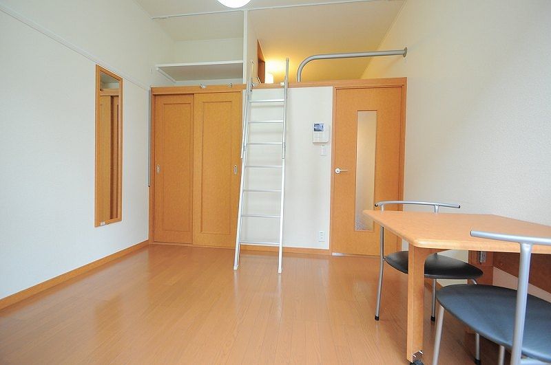 レオパレスグリーク 居間