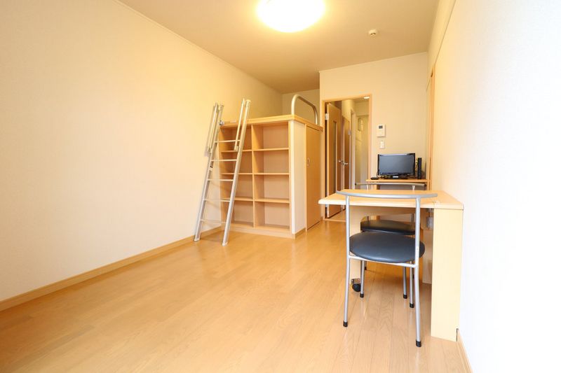 レオパレスプレズント 居間