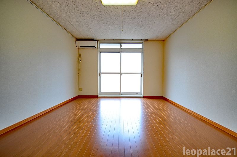 レオパレス若宮 居間