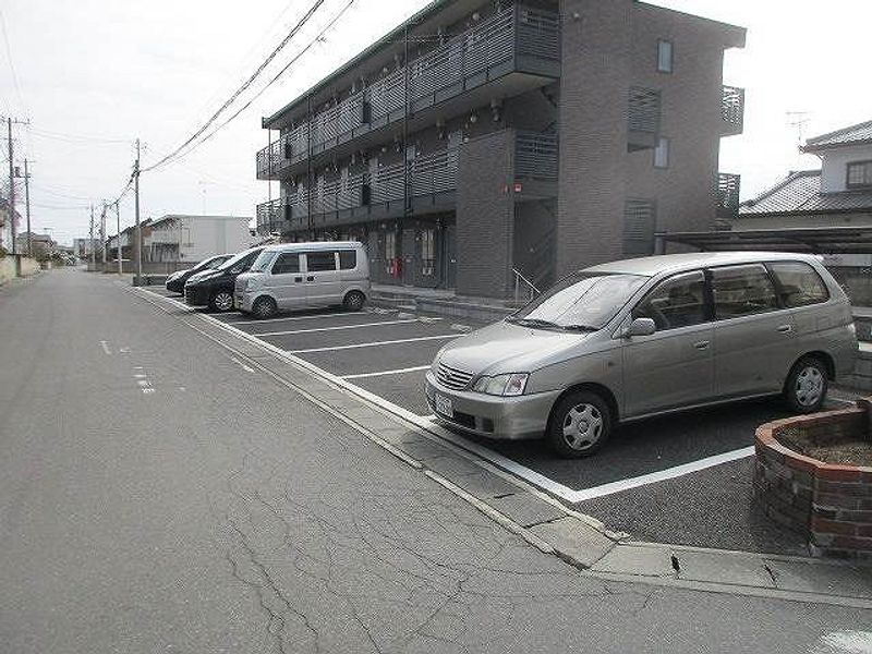 レオネクストリュミエール 駐車場