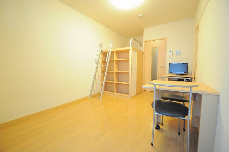 レオパレス緑丘 居間