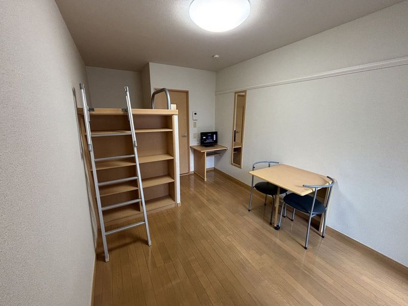 レオパレスドゥジェーム鳴尾 居間