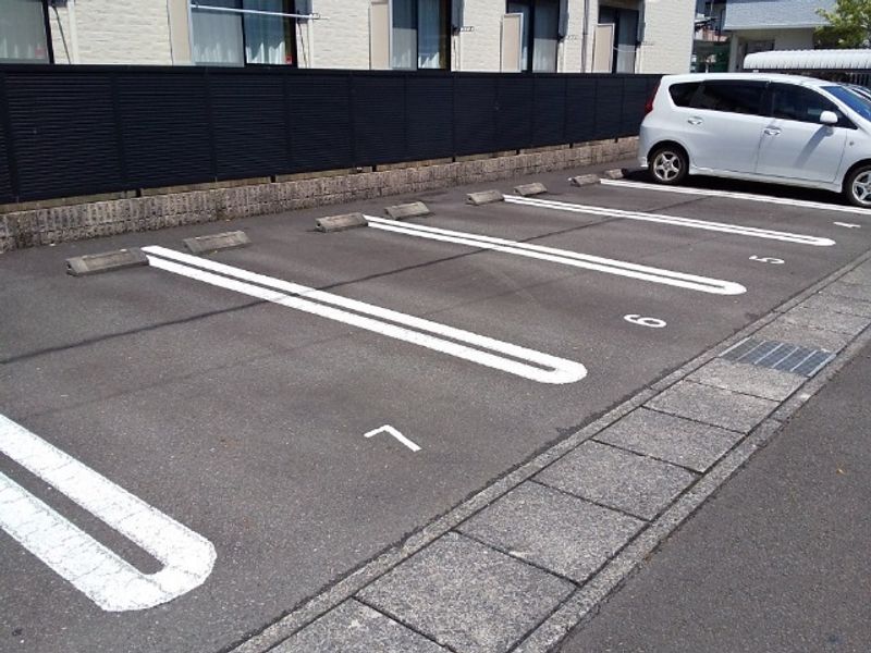 レオパレスエグレット 駐車場