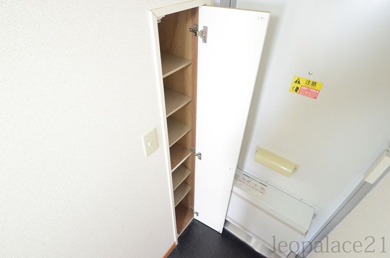 レオパレスエイト 玄関