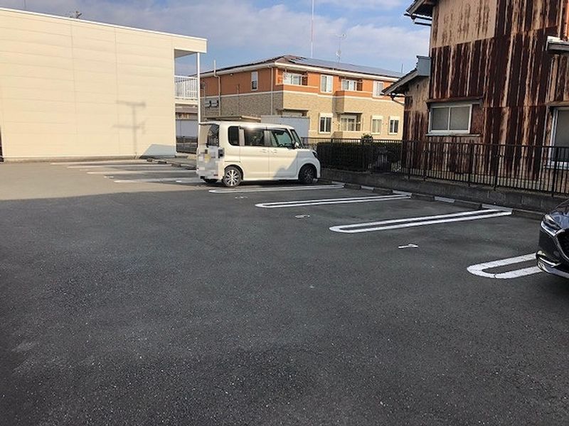 レオパレスＩＮＡＢＡ 駐車場