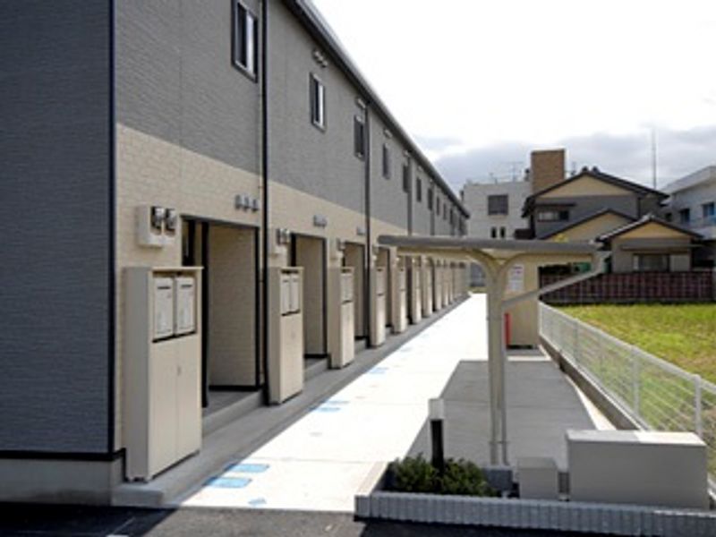 レオパレスラーク 玄関
