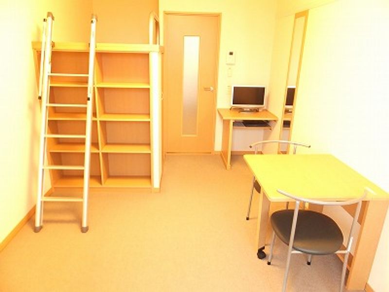 レオパレスグリーンアルタ 居間