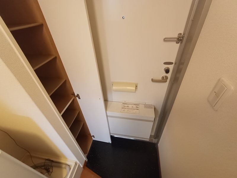 レオパレスセジュール新保 玄関