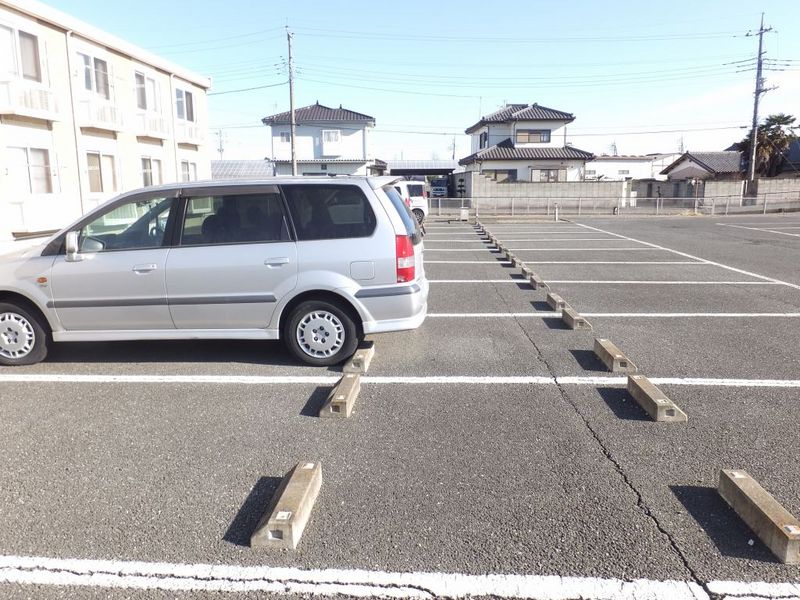 レオパレスドルフⅡ 駐車場
