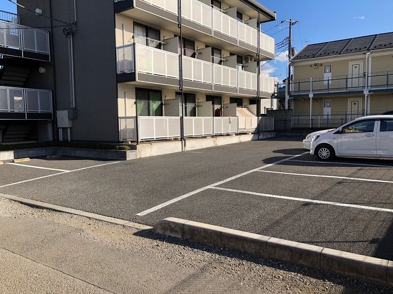 レオパレスエバーグリーン 駐車場