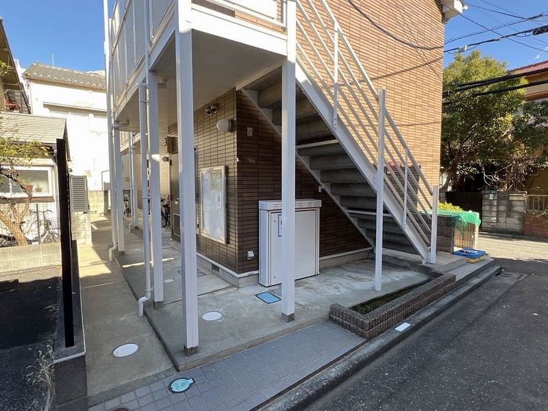 レオパレスアムール エントランス