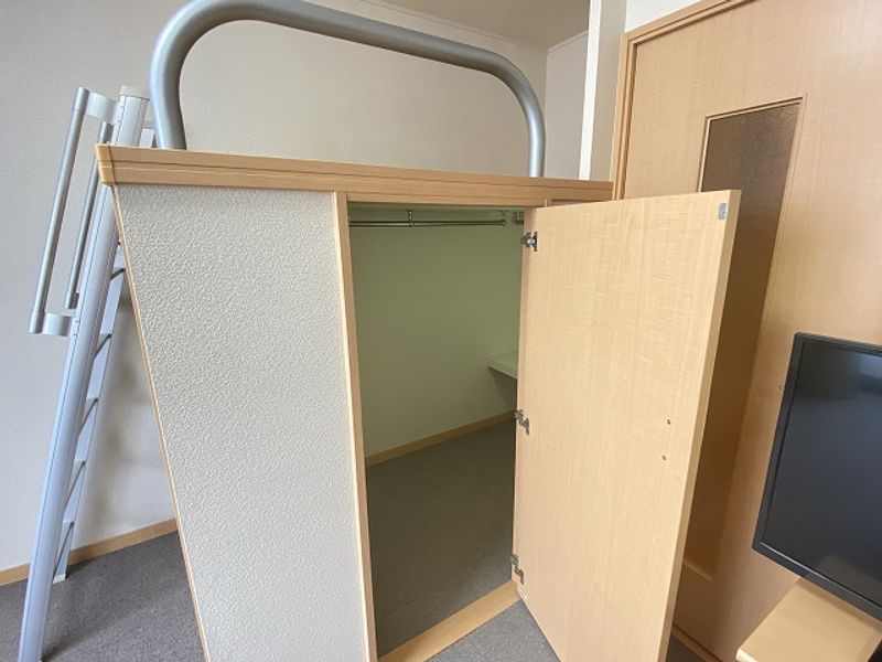 レオパレストルネード豊岡 収納