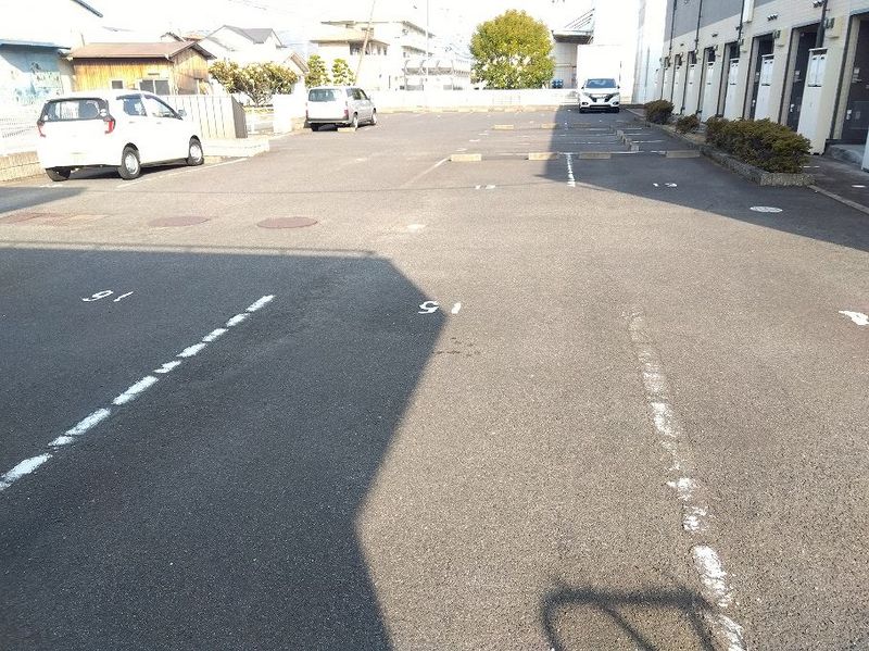 レオパレスカマン　セジュール 駐車場