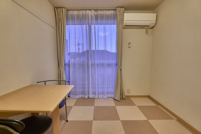 レオパレスレスト　清水 居間
