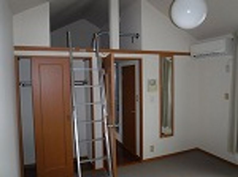 レオパレス中里 居間