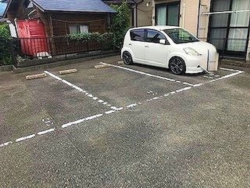 レオパレスアスチルベ 駐車場