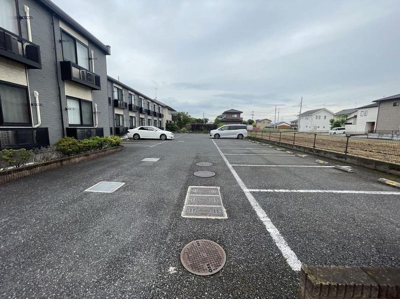 レオパレスアルシュ 駐車場