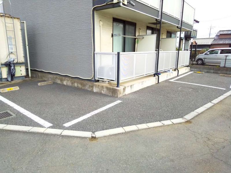 レオパレスＦｒｅｅＢｉｒｄ 駐車場