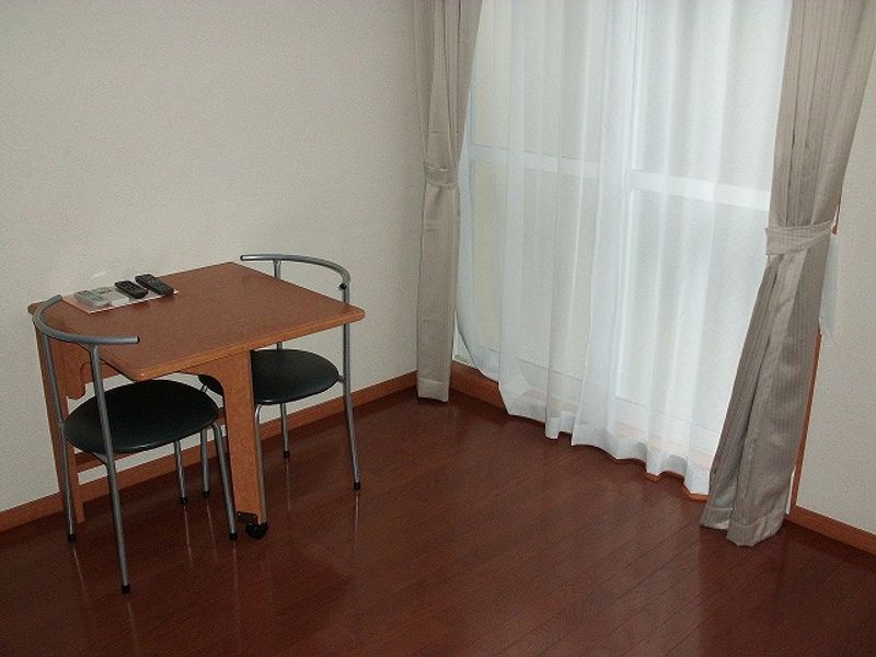 レオパレス一番 居間