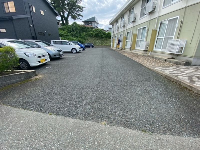 レオパレスシュプール 駐車場