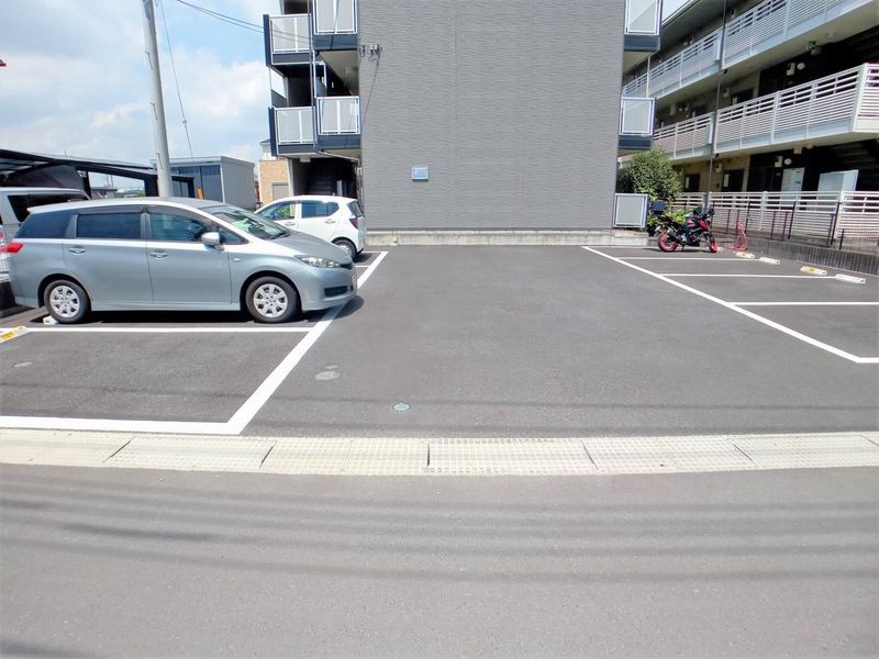 レオパレスシャルマン 駐車場