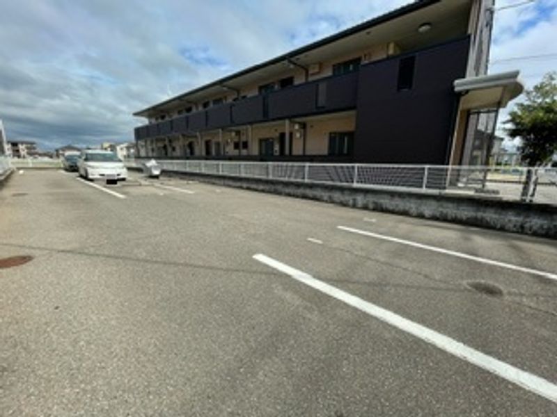 レオパレスシャルム近岡 駐車場