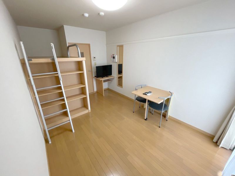 レオパレスピアット 居間