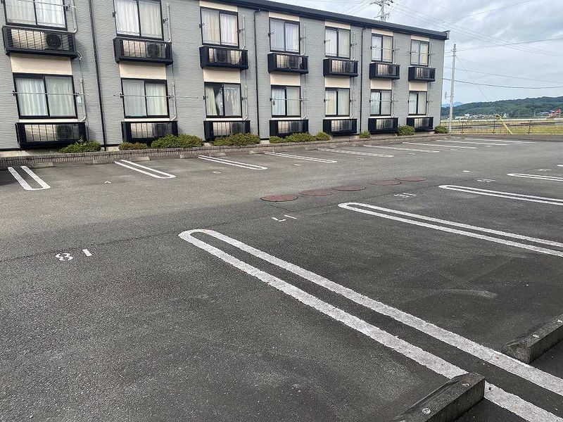 レオパレスベルグランデ 駐車場