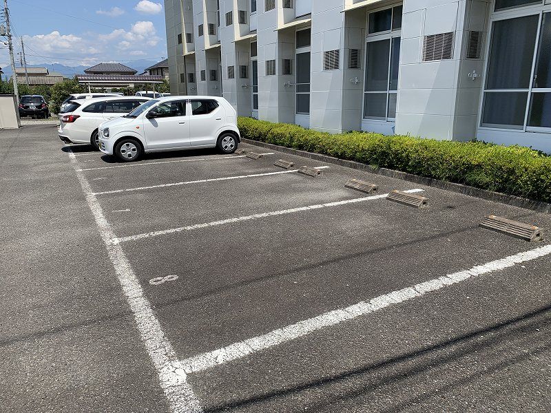 レオパレスエスペランサＩ 駐車場