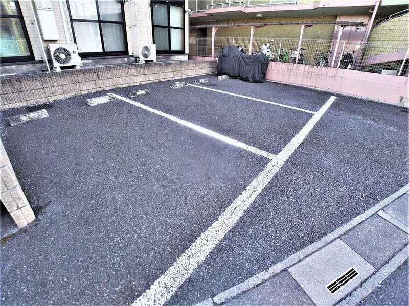レオパレスルート１２２ 駐車場
