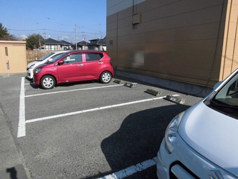 レオパレスシュクル 駐車場