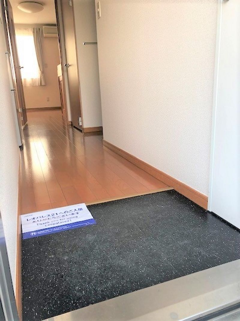 レオパレスサクラ 玄関