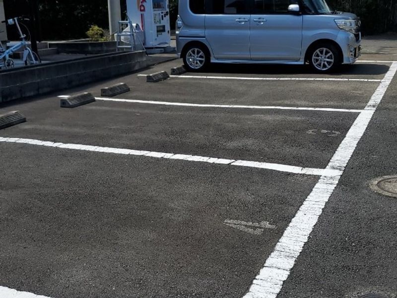レオパレスイーハートーブ 駐車場