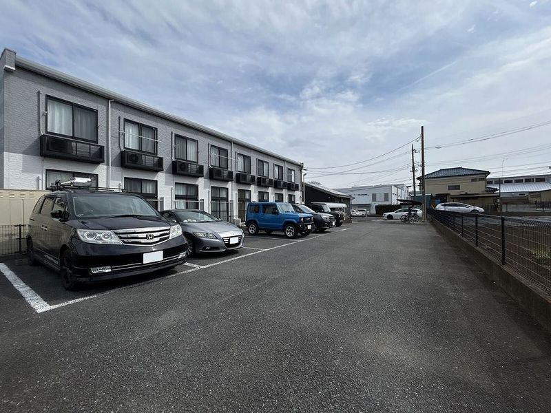 レオパレスラフェスタ 駐車場