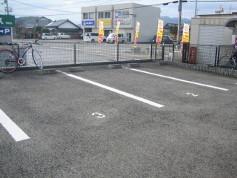 レオパレスｃａｌｉｅｎｔｅ 駐車場