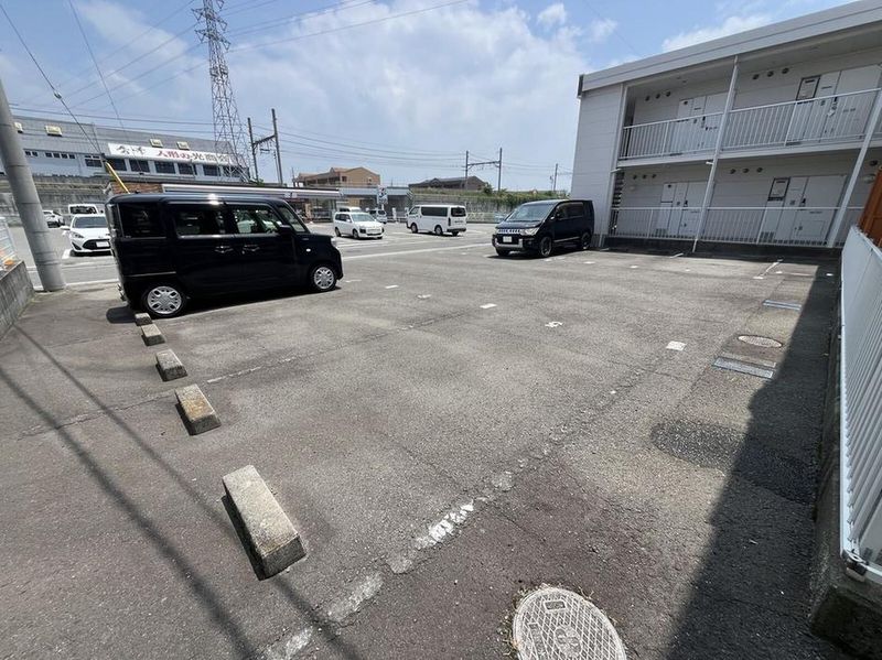 レオパレスシャルマン 駐車場