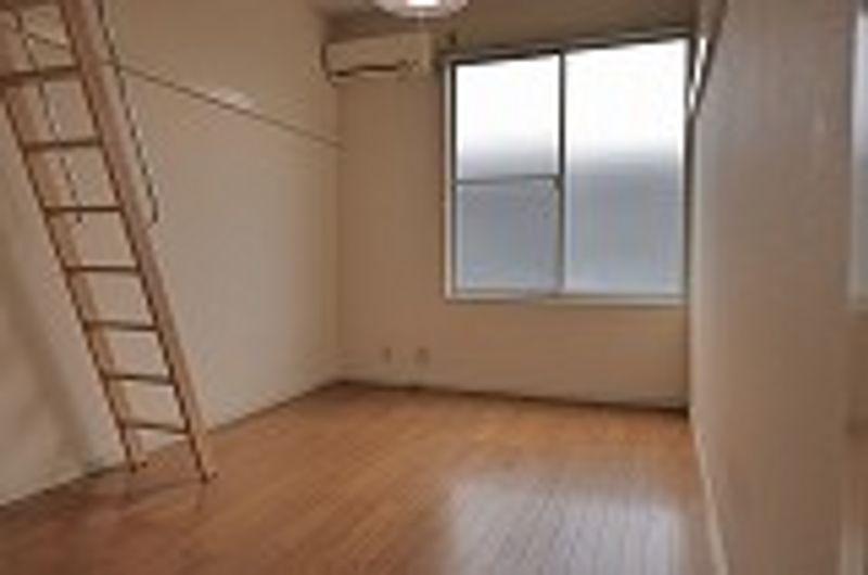 レオパレス粟津 居間