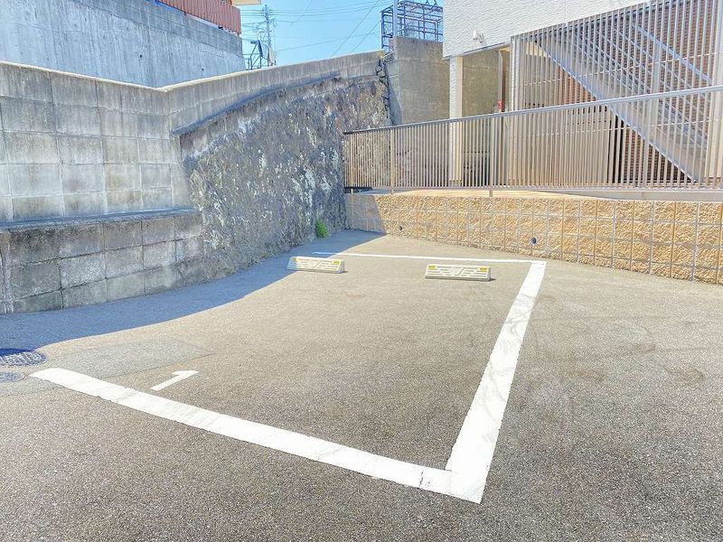クレイノＢＬＵＥⅢ 駐車場