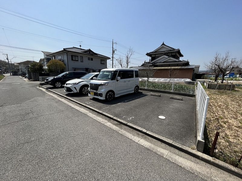 レオパレス花森 駐車場