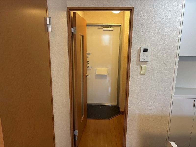 レオパレスアゼリアカーサ 玄関