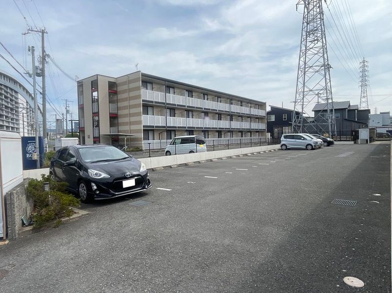 レオパレス北出島 駐車場