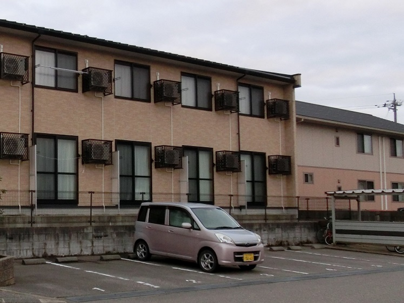 レオパレスマリポサ 駐車場