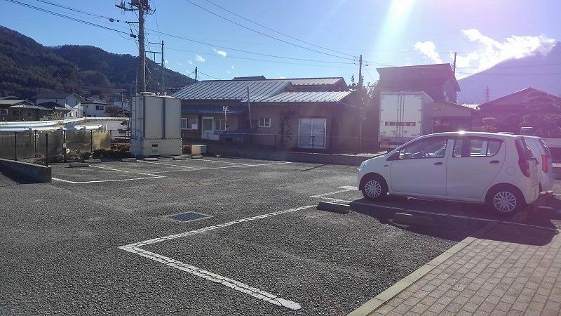 レオパレス桂川 駐車場