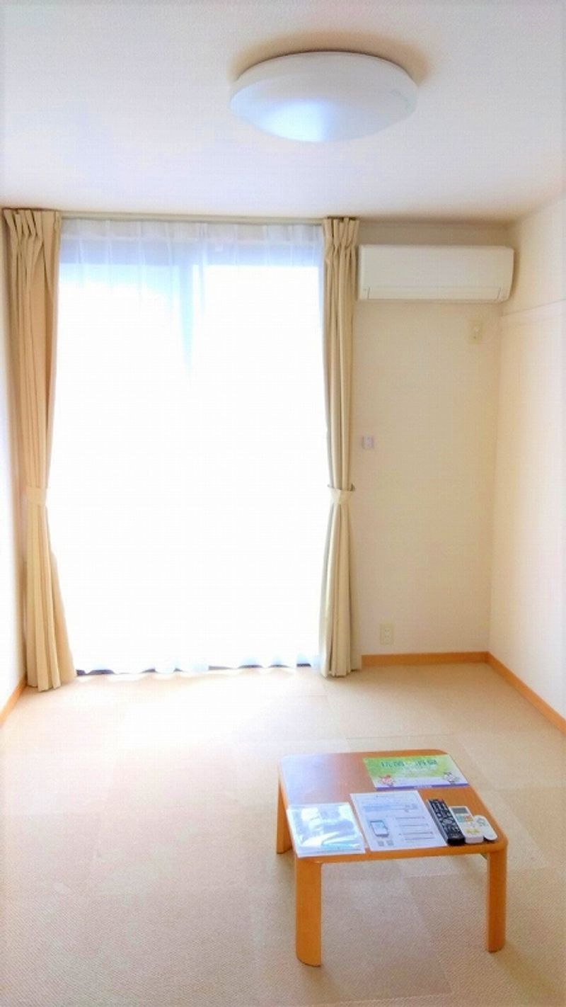 レオパレスアズーラ 居間